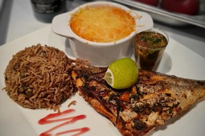 Miniature Traiteur Gaillon (Eure) - A Ka Pwel'La #18 Assiette garnie de brochettes sur un ananas, accompagnée de légumes, sauces et bouchées frites.