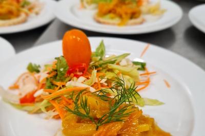 Miniature Traiteur Gaillon (Eure) - A Ka Pwel'La #19 Assiette garnie de brochettes sur un ananas, accompagnée de légumes, sauces et bouchées frites.