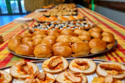 Miniature Traiteur Gaillon (Eure) - A Ka Pwel'La #21 Assiette garnie de brochettes sur un ananas, accompagnée de légumes, sauces et bouchées frites.