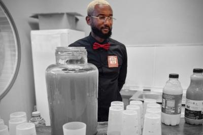 Miniature Traiteur Gaillon (Eure) - A Ka Pwel'La #4 Assiette garnie de brochettes sur un ananas, accompagnée de légumes, sauces et bouchées frites.