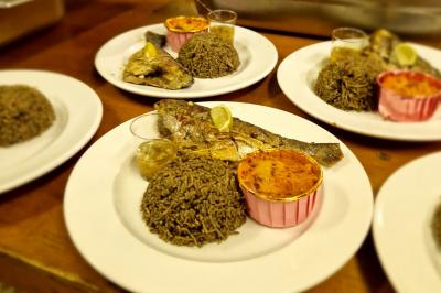 Miniature Traiteur Gaillon (Eure) - A Ka Pwel'La #22 Assiette garnie de brochettes sur un ananas, accompagnée de légumes, sauces et bouchées frites.