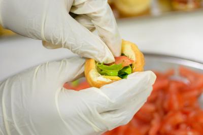 Miniature Traiteur Gaillon (Eure) - A Ka Pwel'La #23 Assiette garnie de brochettes sur un ananas, accompagnée de légumes, sauces et bouchées frites.