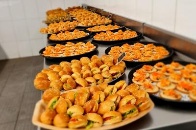 Miniature Traiteur Gaillon (Eure) - A Ka Pwel'La #24 Assiette garnie de brochettes sur un ananas, accompagnée de légumes, sauces et bouchées frites.