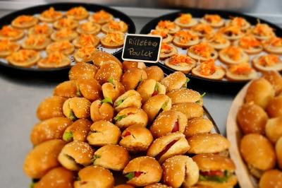 Miniature Traiteur Gaillon (Eure) - A Ka Pwel'La #25 Assiette garnie de brochettes sur un ananas, accompagnée de légumes, sauces et bouchées frites.