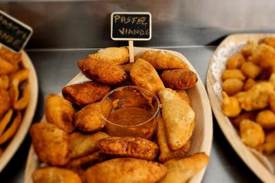 Miniature Traiteur Gaillon (Eure) - A Ka Pwel'La #29 Assiette garnie de brochettes sur un ananas, accompagnée de légumes, sauces et bouchées frites.