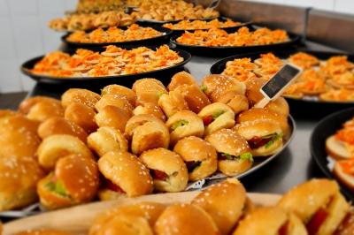 Miniature Traiteur Gaillon (Eure) - A Ka Pwel'La #5 Assiette garnie de brochettes sur un ananas, accompagnée de légumes, sauces et bouchées frites.