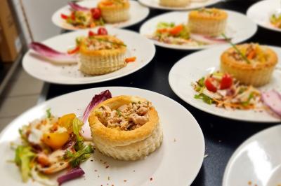 Miniature Traiteur Gaillon (Eure) - A Ka Pwel'La #30 Assiette garnie de brochettes sur un ananas, accompagnée de légumes, sauces et bouchées frites.