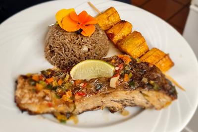 Miniature Traiteur Gaillon (Eure) - A Ka Pwel'La #32 Assiette garnie de brochettes sur un ananas, accompagnée de légumes, sauces et bouchées frites.