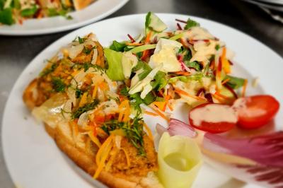 Miniature Traiteur Gaillon (Eure) - A Ka Pwel'La #34 Assiette garnie de brochettes sur un ananas, accompagnée de légumes, sauces et bouchées frites.