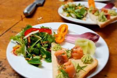 Miniature Traiteur Gaillon (Eure) - A Ka Pwel'La #35 Assiette garnie de brochettes sur un ananas, accompagnée de légumes, sauces et bouchées frites.