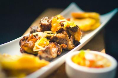 Miniature Traiteur Gaillon (Eure) - A Ka Pwel'La #39 Assiette garnie de brochettes sur un ananas, accompagnée de légumes, sauces et bouchées frites.