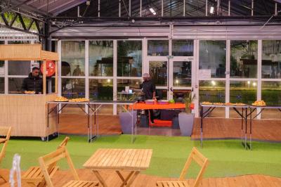 Miniature Traiteur Gaillon (Eure) - A Ka Pwel'La #40 Assiette garnie de brochettes sur un ananas, accompagnée de légumes, sauces et bouchées frites.