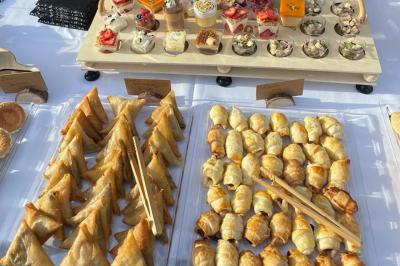 Miniature Traiteur Gaillon (Eure) - A Ka Pwel'La #42 Assiette garnie de brochettes sur un ananas, accompagnée de légumes, sauces et bouchées frites.