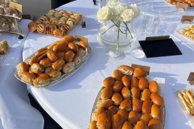 Miniature Traiteur Gaillon (Eure) - A Ka Pwel'La #43 Assiette garnie de brochettes sur un ananas, accompagnée de légumes, sauces et bouchées frites.