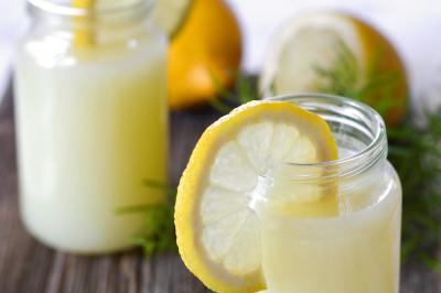 Miniature Traiteur Gaillon (Eure) - A Ka Pwel'La #46 Assiette garnie de brochettes sur un ananas, accompagnée de légumes, sauces et bouchées frites.