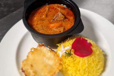 Miniature Traiteur Gaillon (Eure) - A Ka Pwel'La #47 Assiette garnie de brochettes sur un ananas, accompagnée de légumes, sauces et bouchées frites.