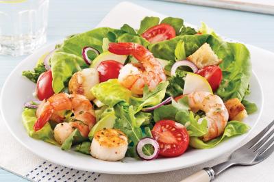 Miniature Traiteur Gaillon (Eure) - A Ka Pwel'La #49 Assiette garnie de brochettes sur un ananas, accompagnée de légumes, sauces et bouchées frites.