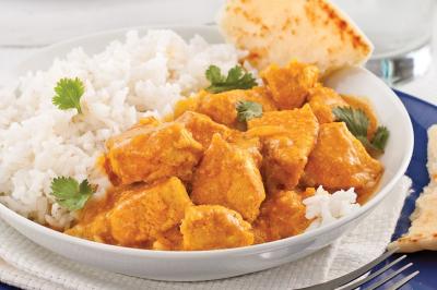 Miniature Traiteur Gaillon (Eure) - A Ka Pwel'La #51 Assiette garnie de brochettes sur un ananas, accompagnée de légumes, sauces et bouchées frites.