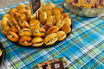 Miniature Traiteur Gaillon (Eure) - A Ka Pwel'La #52 Assiette garnie de brochettes sur un ananas, accompagnée de légumes, sauces et bouchées frites.