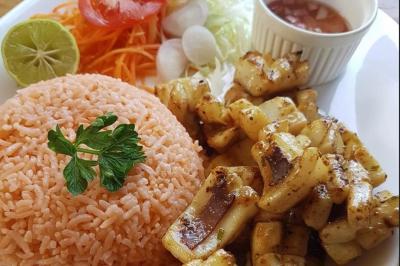 Miniature Traiteur Gaillon (Eure) - A Ka Pwel'La #53 Assiette garnie de brochettes sur un ananas, accompagnée de légumes, sauces et bouchées frites.