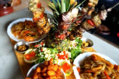 Miniature Traiteur Gaillon (Eure) - A Ka Pwel'La #55 Assiette garnie de brochettes sur un ananas, accompagnée de légumes, sauces et bouchées frites.