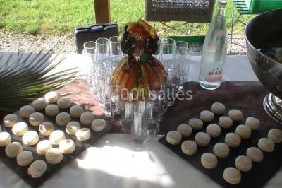 Miniature Traiteur Unverre (Eure-et-Loir) - Spirale Gourmande #2 Table de buffet dressée en extérieur avec boissons, verrines, desserts et une pièce montée sur une nappe noire.