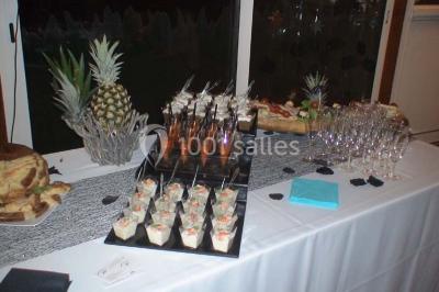 Miniature Traiteur Unverre (Eure-et-Loir) - Spirale Gourmande #3 Table de buffet dressée en extérieur avec boissons, verrines, desserts et une pièce montée sur une nappe noire.