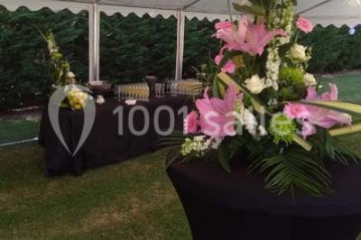 Miniature Traiteur Unverre (Eure-et-Loir) - Spirale Gourmande #4 Table de buffet dressée en extérieur avec boissons, verrines, desserts et une pièce montée sur une nappe noire.