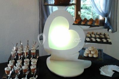 Miniature Traiteur Unverre (Eure-et-Loir) - Spirale Gourmande #6 Table de buffet dressée en extérieur avec boissons, verrines, desserts et une pièce montée sur une nappe noire.