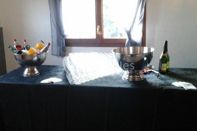 Miniature Traiteur Unverre (Eure-et-Loir) - Spirale Gourmande #8 Table de buffet dressée en extérieur avec boissons, verrines, desserts et une pièce montée sur une nappe noire.