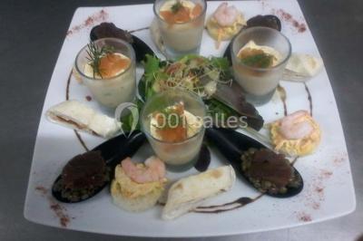 Miniature Traiteur Unverre (Eure-et-Loir) - Spirale Gourmande #9 Table de buffet dressée en extérieur avec boissons, verrines, desserts et une pièce montée sur une nappe noire.