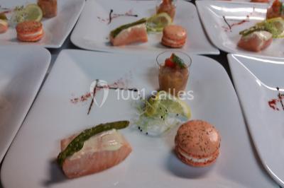 Miniature Traiteur Unverre (Eure-et-Loir) - Spirale Gourmande #10 Table de buffet dressée en extérieur avec boissons, verrines, desserts et une pièce montée sur une nappe noire.