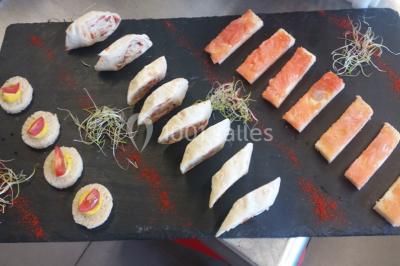 Miniature Traiteur Unverre (Eure-et-Loir) - Spirale Gourmande #11 Table de buffet dressée en extérieur avec boissons, verrines, desserts et une pièce montée sur une nappe noire.