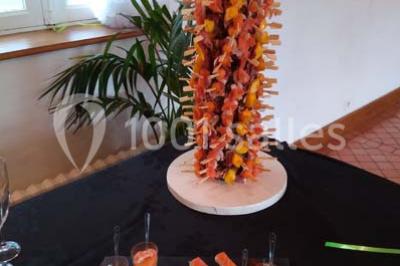 Miniature Traiteur Unverre (Eure-et-Loir) - Spirale Gourmande #12 Table de buffet dressée en extérieur avec boissons, verrines, desserts et une pièce montée sur une nappe noire.