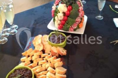 Miniature Traiteur Unverre (Eure-et-Loir) - Spirale Gourmande #13 Table de buffet dressée en extérieur avec boissons, verrines, desserts et une pièce montée sur une nappe noire.