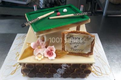 Miniature Traiteur Unverre (Eure-et-Loir) - Spirale Gourmande #14 Table de buffet dressée en extérieur avec boissons, verrines, desserts et une pièce montée sur une nappe noire.