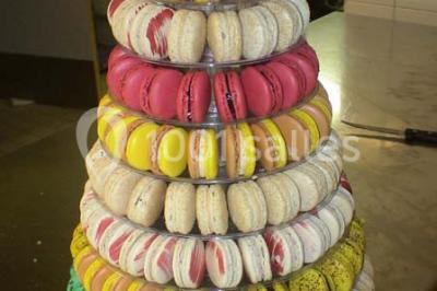 Miniature Traiteur Unverre (Eure-et-Loir) - Spirale Gourmande #15 Table de buffet dressée en extérieur avec boissons, verrines, desserts et une pièce montée sur une nappe noire.