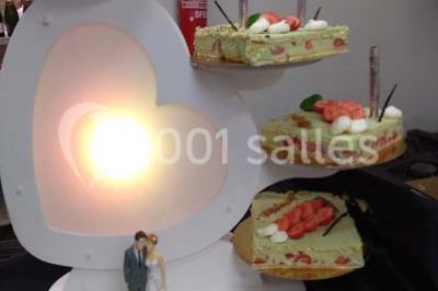 Miniature Traiteur Unverre (Eure-et-Loir) - Spirale Gourmande #16 Table de buffet dressée en extérieur avec boissons, verrines, desserts et une pièce montée sur une nappe noire.