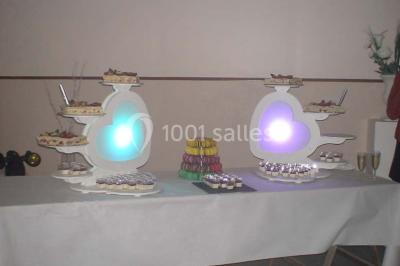 Miniature Traiteur Unverre (Eure-et-Loir) - Spirale Gourmande #17 Table de buffet dressée en extérieur avec boissons, verrines, desserts et une pièce montée sur une nappe noire.