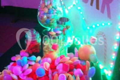 Miniature Traiteur Unverre (Eure-et-Loir) - Spirale Gourmande #18 Table de buffet dressée en extérieur avec boissons, verrines, desserts et une pièce montée sur une nappe noire.