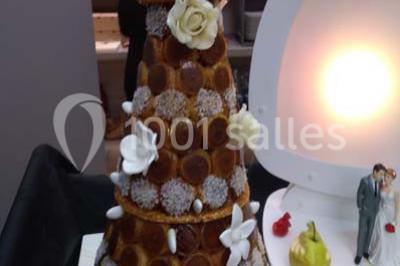 Miniature Traiteur Unverre (Eure-et-Loir) - Spirale Gourmande #19 Table de buffet dressée en extérieur avec boissons, verrines, desserts et une pièce montée sur une nappe noire.