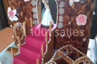 Miniature Traiteur Unverre (Eure-et-Loir) - Spirale Gourmande #20 Table de buffet dressée en extérieur avec boissons, verrines, desserts et une pièce montée sur une nappe noire.