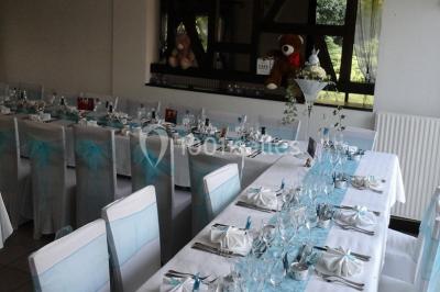 Miniature Traiteur Unverre (Eure-et-Loir) - Spirale Gourmande #21 Table de buffet dressée en extérieur avec boissons, verrines, desserts et une pièce montée sur une nappe noire.