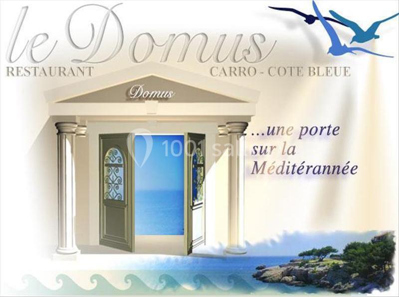 Illustration d'une porte ouverte sur une vue de la mer Méditerranée, entourée de colonnes et d'éléments décoratifs.