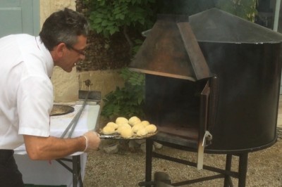 Miniature Cuisson au four à fouées Chambre mansardée avec deux lits simples, parquet clair, poutres apparentes et lumière naturelle provenant d'un velux.