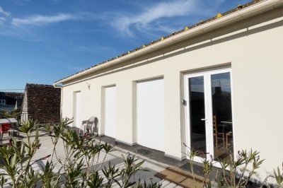 Miniature Gîte 10 personnes extérieur Chambre mansardée avec deux lits simples, parquet clair, poutres apparentes et lumière naturelle provenant d'un velux.