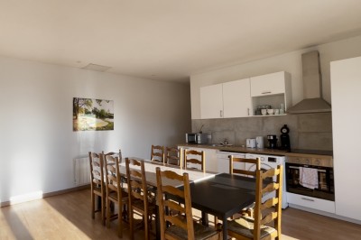 Miniature Gîte 10 personnes Chambre mansardée avec deux lits simples, parquet clair, poutres apparentes et lumière naturelle provenant d'un velux.