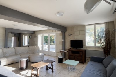 Miniature Gîte 14 personnes Chambre mansardée avec deux lits simples, parquet clair, poutres apparentes et lumière naturelle provenant d'un velux.