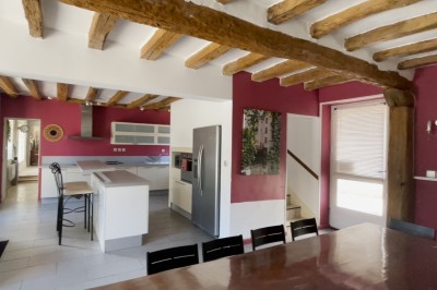 Miniature Gite 14 personnes Chambre mansardée avec deux lits simples, parquet clair, poutres apparentes et lumière naturelle provenant d'un velux.