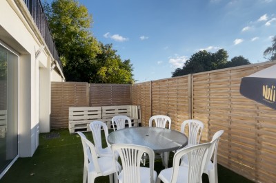 Miniature Gîte 8 personnes extérieur Chambre mansardée avec deux lits simples, parquet clair, poutres apparentes et lumière naturelle provenant d'un velux.